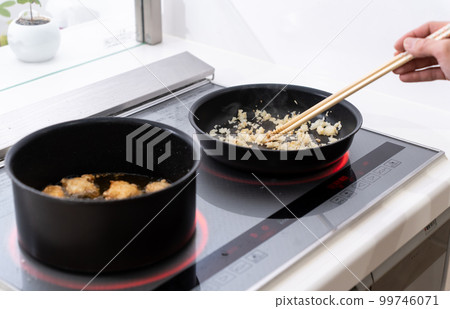 A man cooking with an IH at home 99746071