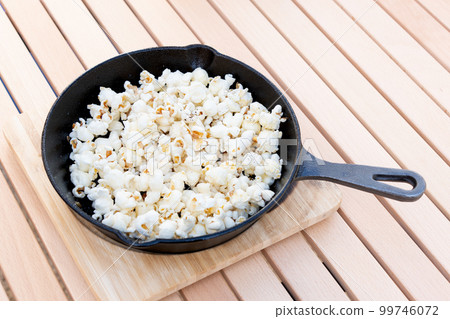 skillet popcorn 99746072