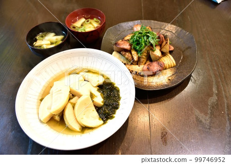 京都：水煮嫩筍、炒菜和味噌湯——美味的日本料理 99746952