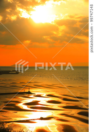 [Kumamoto Prefecture] Evening view of Okoshiki beach on a superb view day 99747148