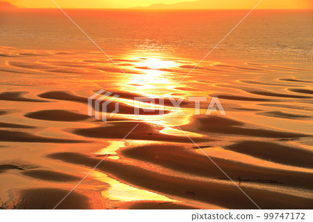 [Kumamoto Prefecture] Evening view of Okoshiki beach on a superb view day 99747172