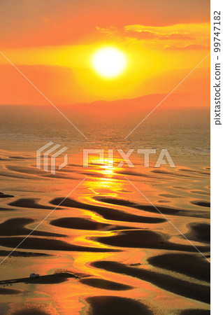 [Kumamoto Prefecture] Evening view of Okoshiki beach on a superb view day 99747182