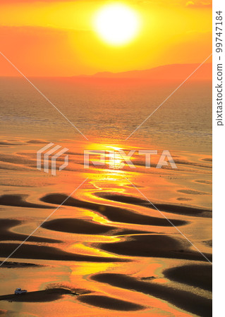 [Kumamoto Prefecture] Evening view of Okoshiki beach on a superb view day 99747184