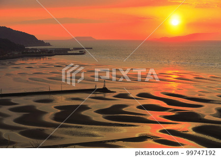 [Kumamoto Prefecture] Evening view of Okoshiki beach on a superb view day 99747192