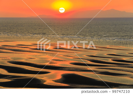 [Kumamoto Prefecture] Evening view of Okoshiki beach on a superb view day 99747210