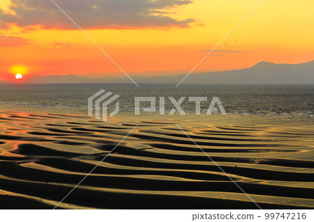 [Kumamoto Prefecture] Evening view of Okoshiki beach on a superb view day 99747216