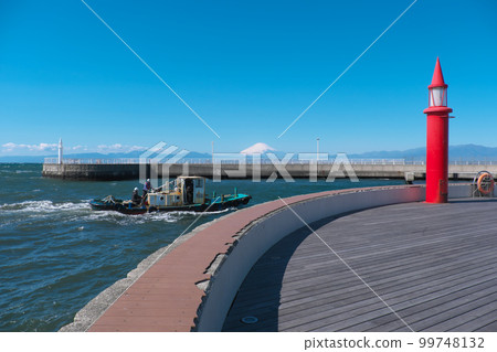 Mt. Fuji seen from the East Promenade of Katase Fishing Port Red Lighthouse and White Lighthouse Mt. Fuji seen from the East Promenade of Katase Fishing Port Red Lighthouse and White Lighthouse 99748132