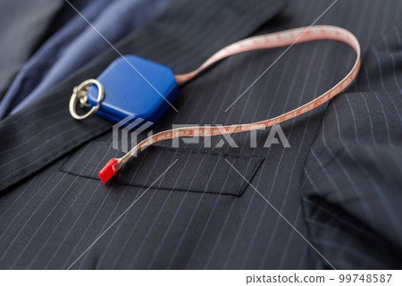 措施和服裝 99748587