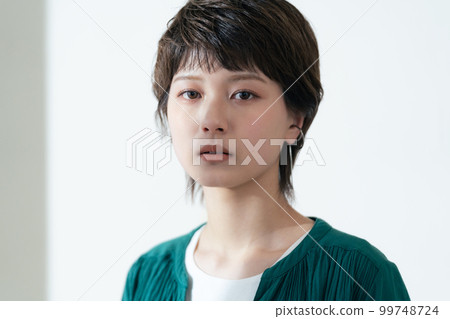 酷酷的年輕女性肖像 99748724
