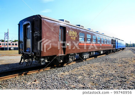 Double the charm of the steam locomotive train♪ Observation car, Ohate 12, where you can enjoy the wind and the train window 99748956