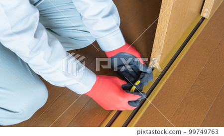 工人修理和檢查滑動門滾輪的圖片 99749763