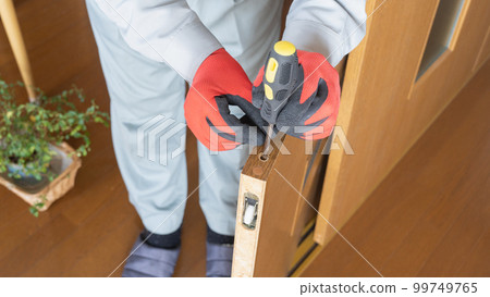 工人修理和檢查滑動門滾輪的圖片 99749765