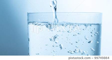 pour water into a cup 99749864