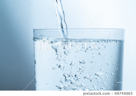 pour water into a cup pour water into a cup 99749865
