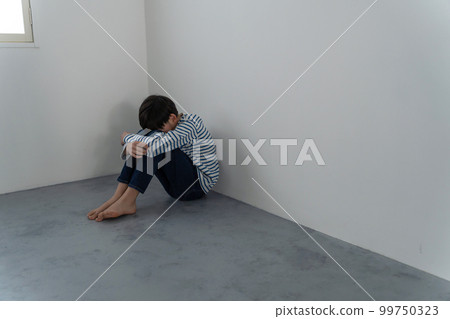 男孩在黑暗的房間裡沮喪 99750323