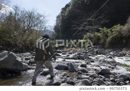春天在山間溪流釣魚的垂釣者 99750373