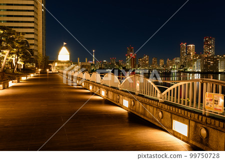 竹芝客運碼頭木板路和勝哄塔的夜景 99750728