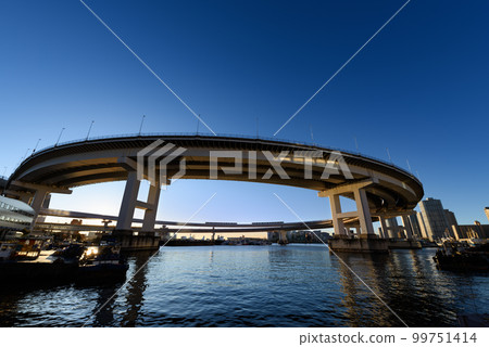 Tokyo Rainbow Bridge Shibaura Loop Bridge in the early morning 99751414