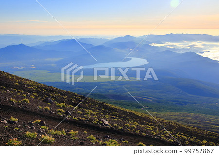清晨從富士山御殿場路線看到的山中湖和周圍群山 清晨從富士山御殿場路線看到的山中湖和周圍群山 99752867