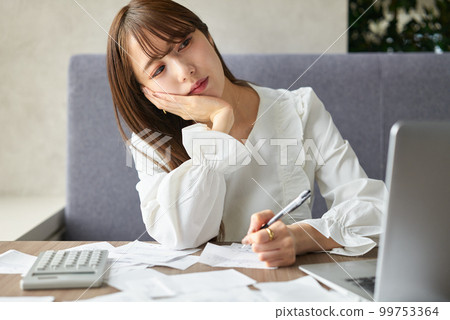 一個被最終納稅申報追逐的女人 一個被最終納稅申報追逐的女人 99753364