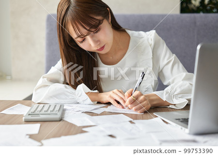 A woman chased by a final tax return 99753390