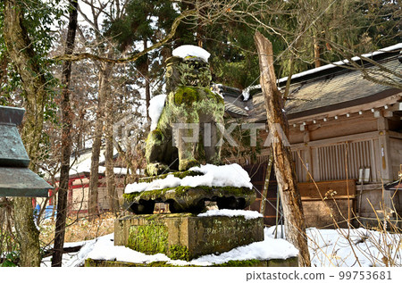 福島縣會津若松市有雪的 Isasumi Shrine 的電源點 福島縣會津若松市有雪的 Isasumi Shrine 的電源點 99753681