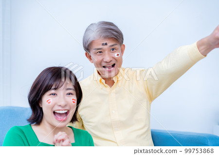 通過看電視支持日本國家隊的父母和孩子 99753868