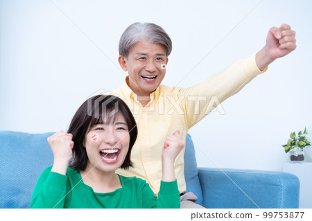 通過看電視支持日本國家隊的父母和孩子 99753877