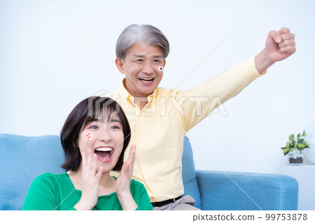 Parents and children who support the Japan national team by watching TV Parents and children who support the Japan national team by watching TV 99753878