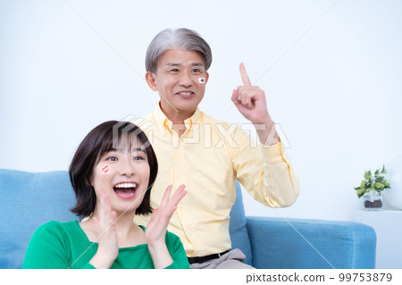 Parents and children who support the Japan national team by watching TV Parents and children who support the Japan national team by watching TV 99753879