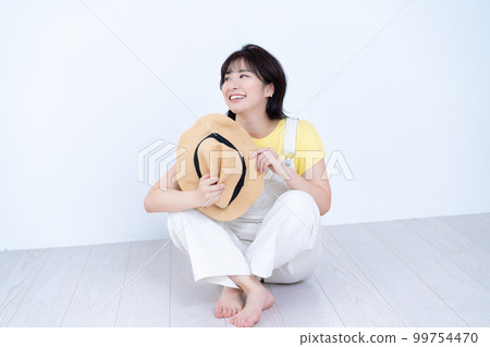 穿春夏裝的短鮑勃女人 99754470