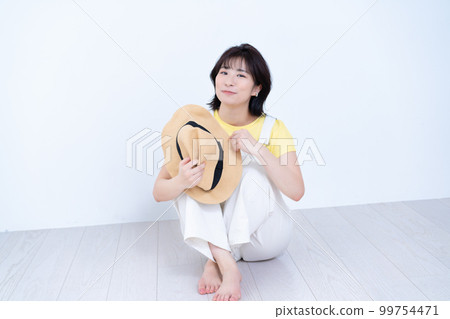 穿春夏裝的短鮑勃女人 99754471