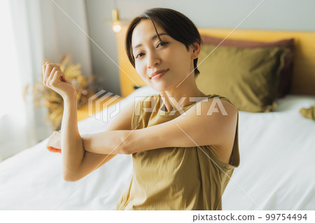 The woman in the bedroom　 99754494