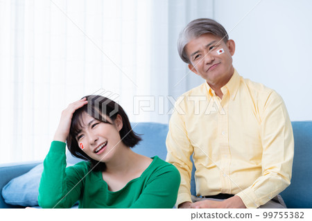 家長和孩子不滿在電視上看日本國家隊比賽 家長和孩子不滿在電視上看日本國家隊比賽 99755382