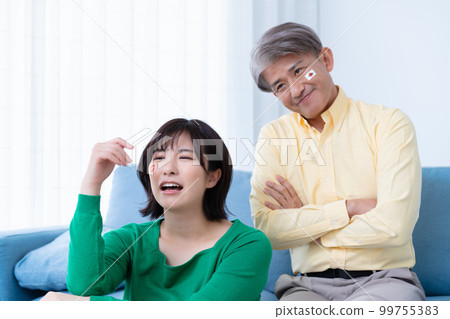 家長和孩子不滿在電視上看日本國家隊比賽 家長和孩子不滿在電視上看日本國家隊比賽 99755383