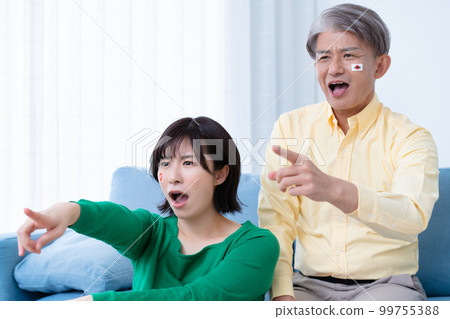 家長和孩子不滿在電視上看日本國家隊比賽 家長和孩子不滿在電視上看日本國家隊比賽 99755388