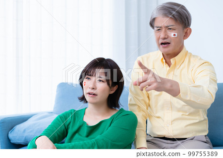 家長和孩子不滿在電視上看日本國家隊比賽 家長和孩子不滿在電視上看日本國家隊比賽 99755389