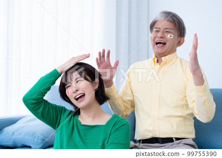 家長和孩子不滿在電視上看日本國家隊比賽 99755390