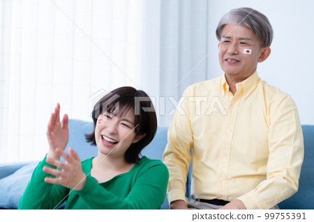 家長和孩子不滿在電視上看日本國家隊比賽 99755391