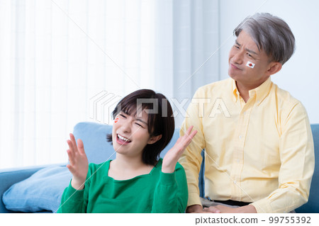 家長和孩子不滿在電視上看日本國家隊比賽 家長和孩子不滿在電視上看日本國家隊比賽 99755392