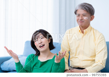 家長和孩子不滿在電視上看日本國家隊比賽 家長和孩子不滿在電視上看日本國家隊比賽 99755393