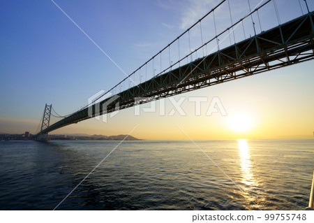 Maiko and the rising sun seen from the Akashi Kaikyo Bridge 99755748