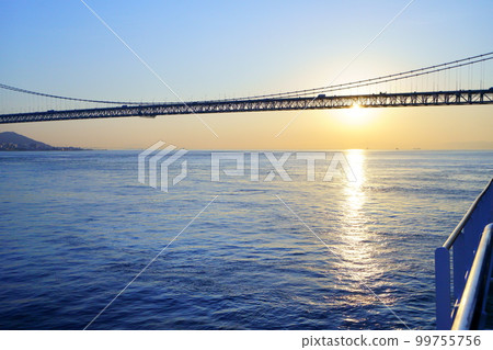 Sunrise seen from the Akashi Kaikyo Bridge and the sea 99755756