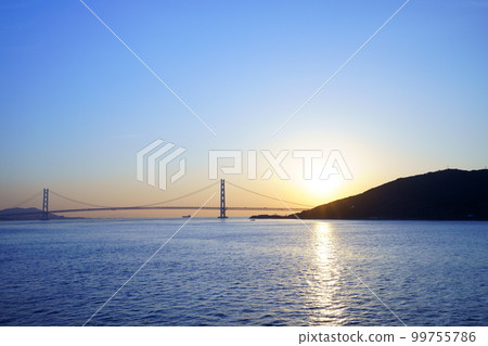 Sunrise over the Akashi Kaikyo Bridge seen from the ferry 99755786