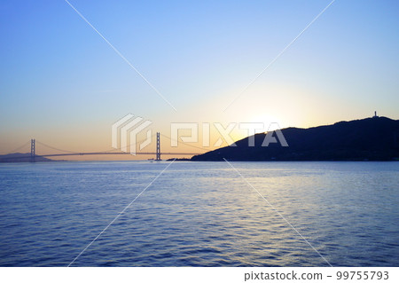 從渡輪上看到的明石海峽大橋的日出 99755793