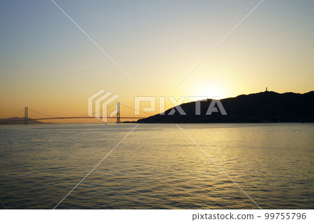 從渡輪上看到的明石海峽大橋的日出 99755796