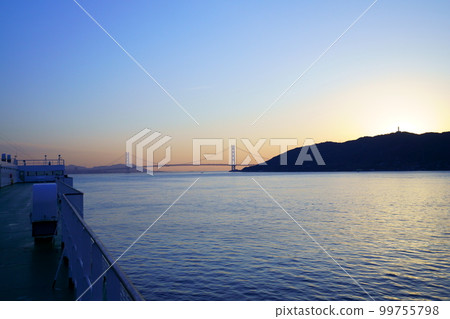 從渡輪上看到的明石海峽大橋的日出 99755798