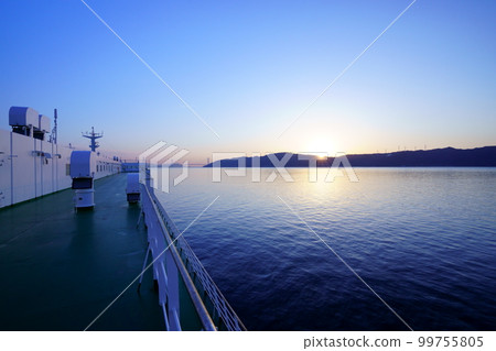 Sunrise over the Akashi Kaikyo Bridge seen from the ferry Sunrise over the Akashi Kaikyo Bridge seen from the ferry 99755805
