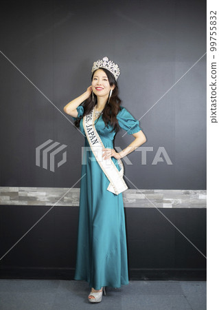 Tall beautiful woman in a turquoise dress 99755832
