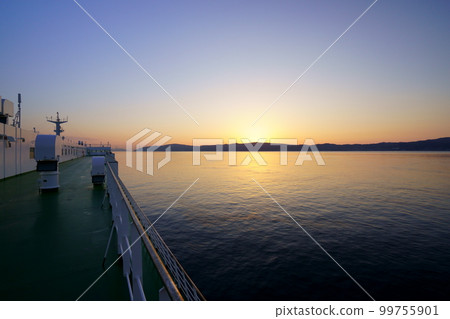 黎明前從渡口看到淡路島的影子 99755901